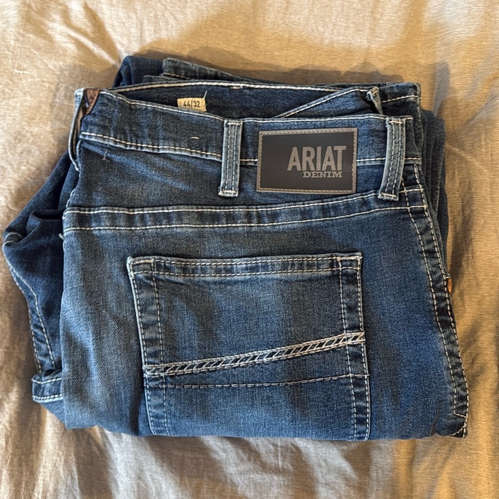 Basically New Ariat jeans, boot cut Relaxed M4, size 44/32.  Worn a few times!